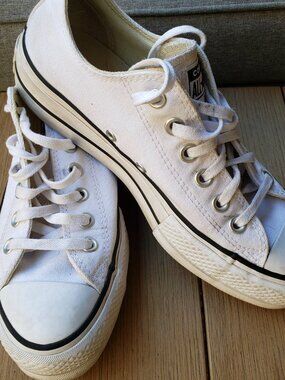 EUC CTAS Converse platform low top canvas 560251F (7.5) KICKS white